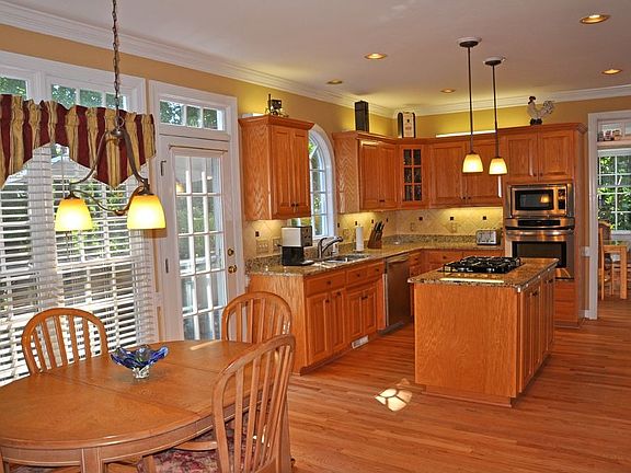 kitchen/breakfast area