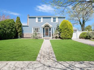1 Hastings Dr, North Merrick, NY 11566