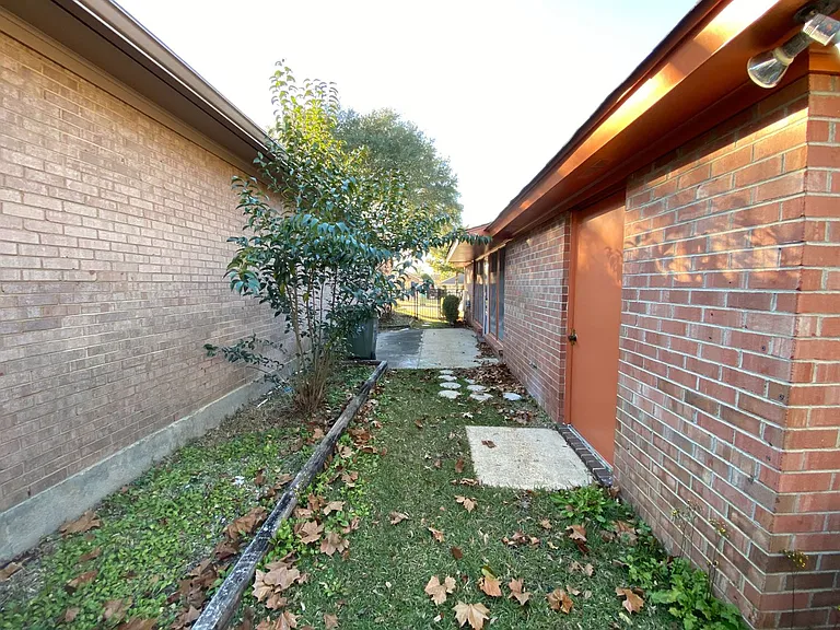 1607 Salisbury Pl — Photo 21