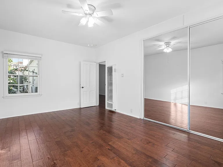 963 N Doheny Dr — Photo 21