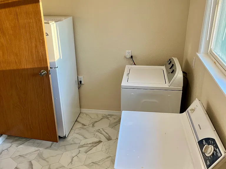215 G St NE — Photo 6