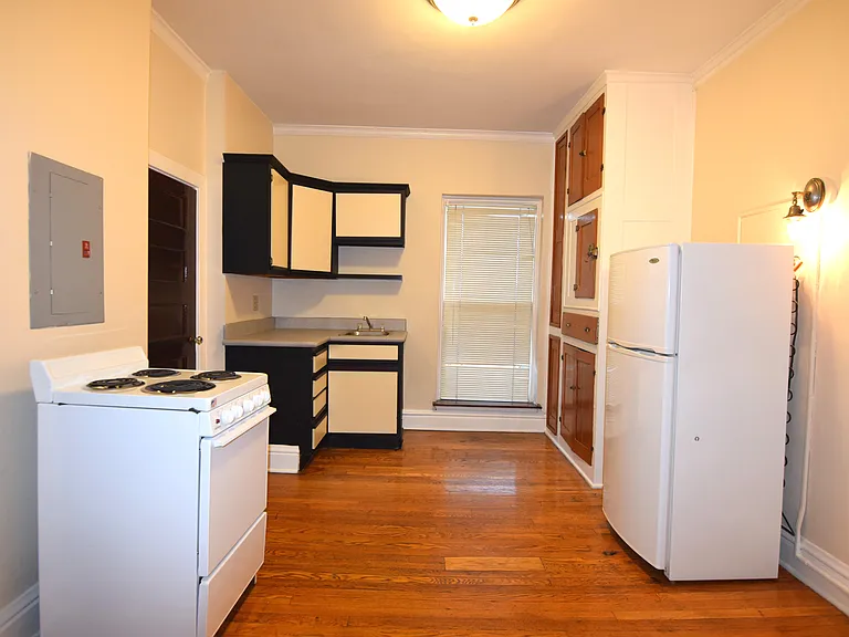 Greystone Court Apartments — Photo 5