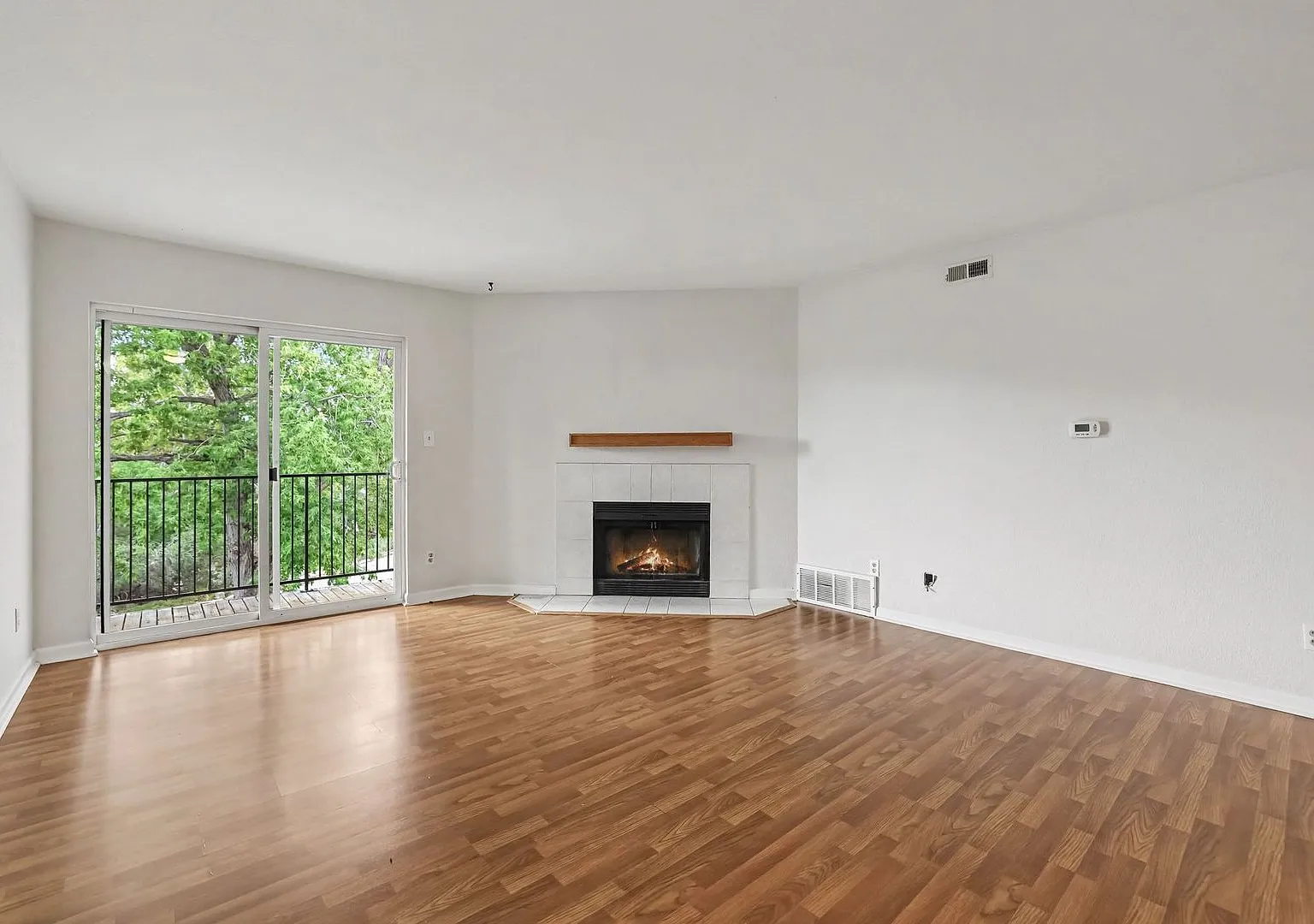 Spacious 2BR/2BA Condo with In-Unit Laundry & Central A/C — Photo 4