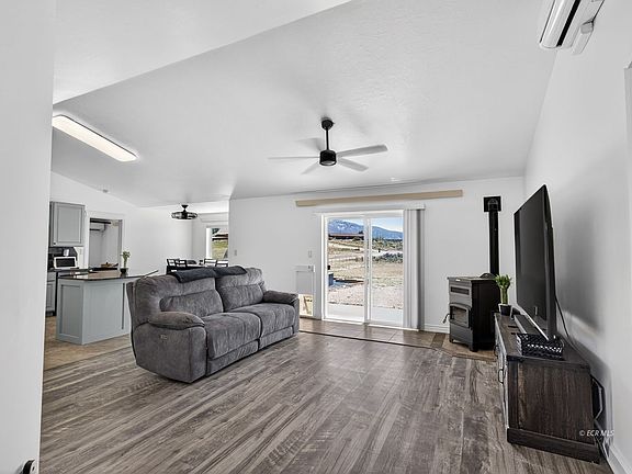 5th image of 548 Blackstone Dr