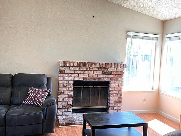 2nd image of 1070 Minoru Dr