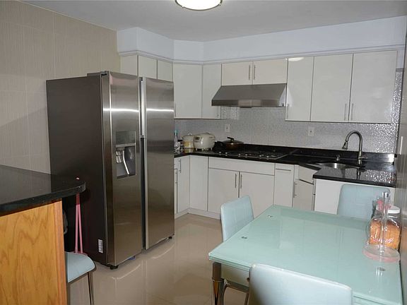 3rd image of 13235 Sanford Ave