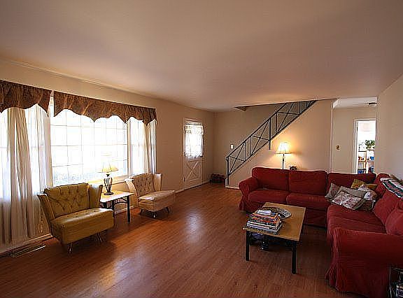 Laminate Floors and fresh paint throughout!