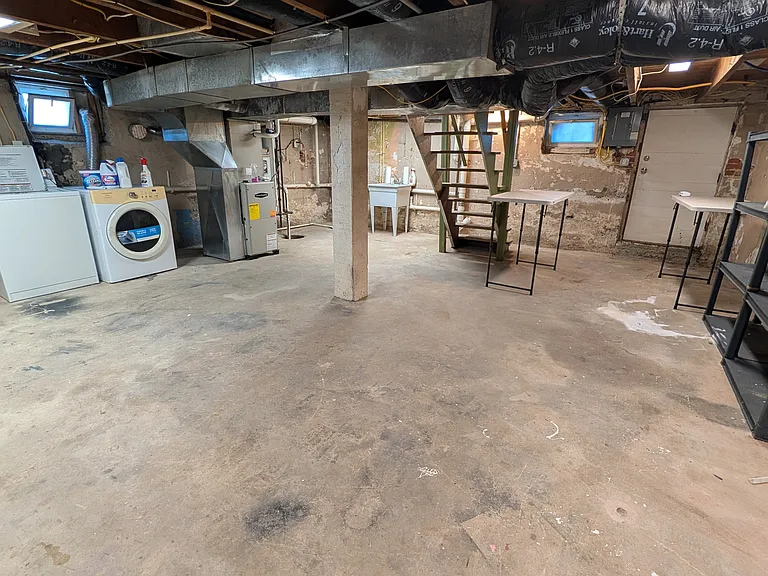 Dry basement with washer and drier hookup. Gas furnace and gas water heater. Washer and drier work and can be used until they don't work, but aren't supplied. They can also be removed if tenant has their own.