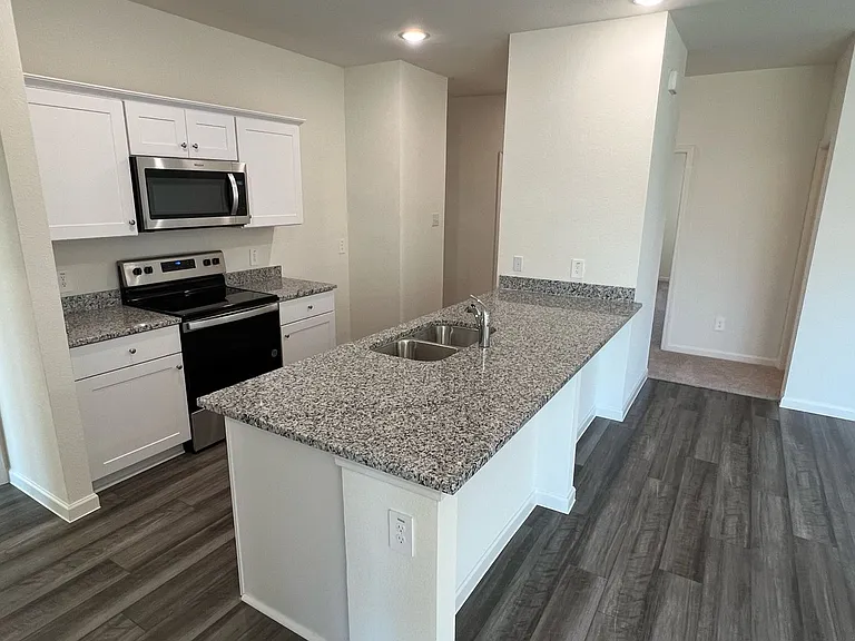 752 Richmond Dr — Photo 12