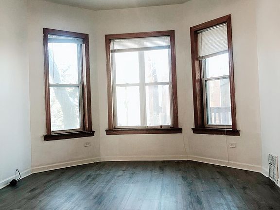 3rd image of 2821 W Wellington Ave #1