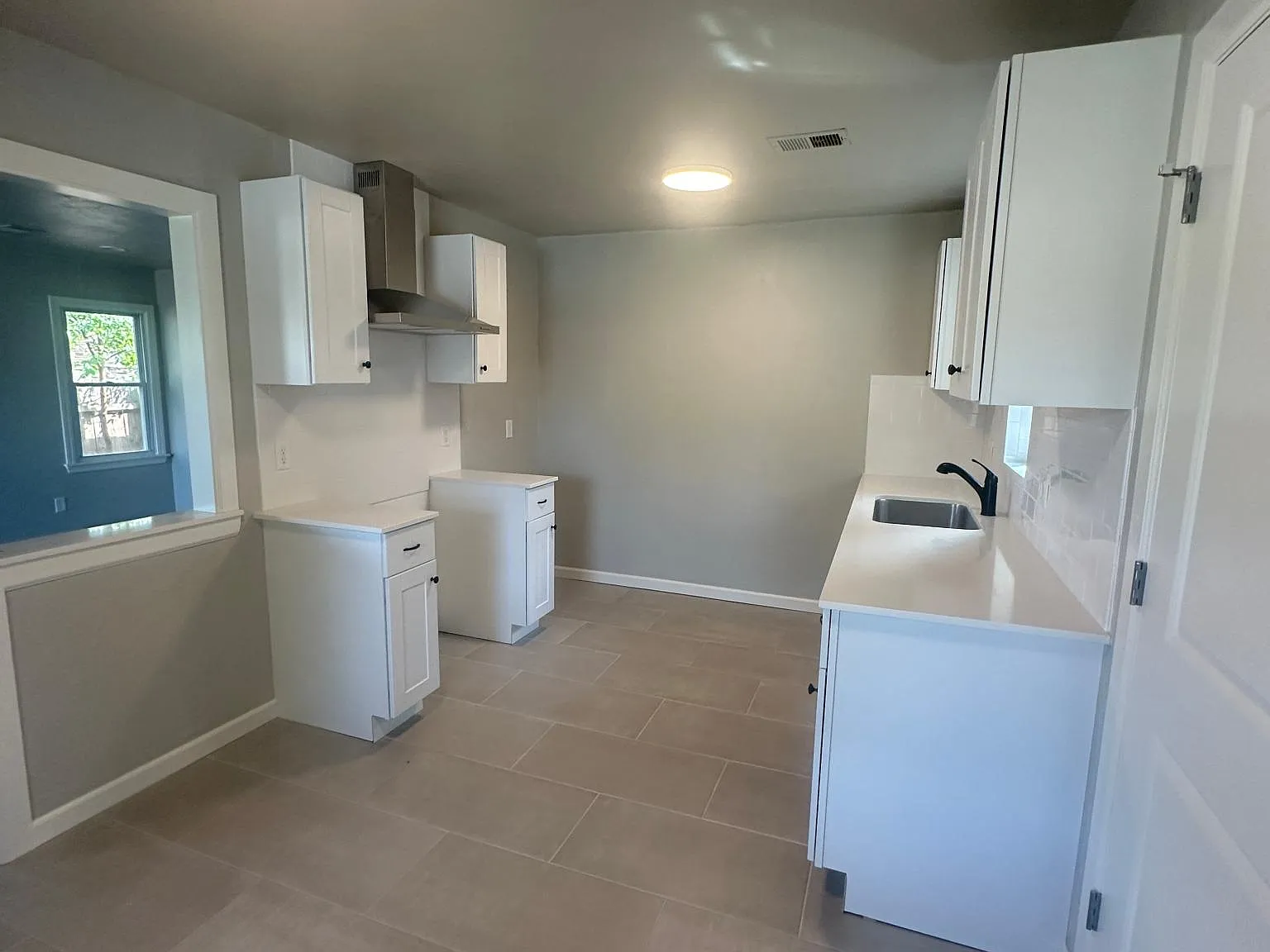2020 Andover Ct — Photo 3
