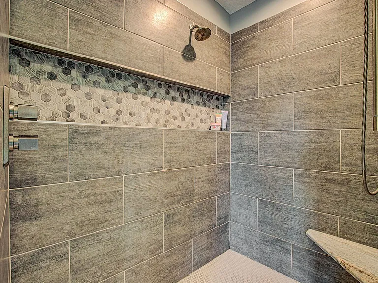 2456 Hunter Dr — Photo 7
