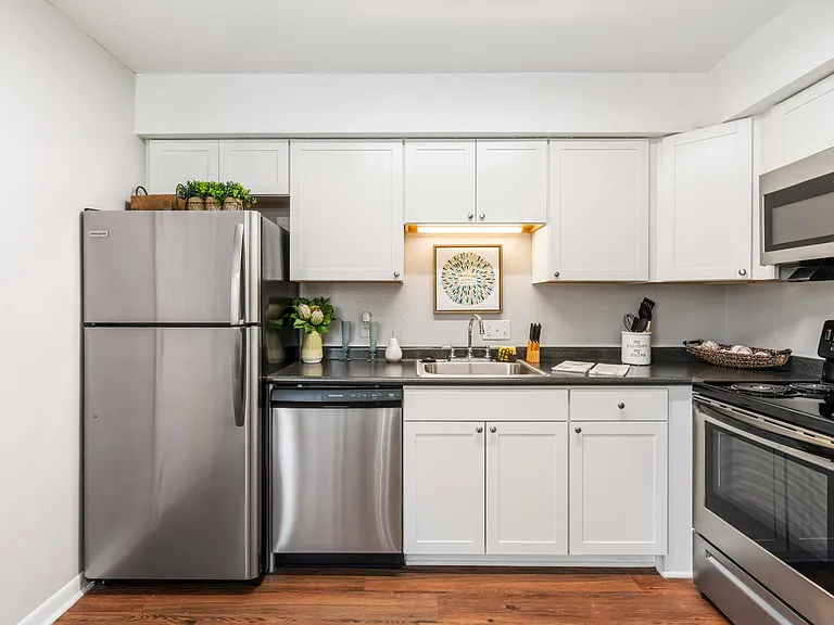 Knollwood Townhouse Apartments — Photo 7