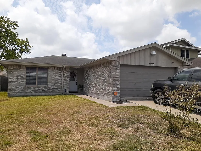 2753 Camargo Dr — Photo 2
