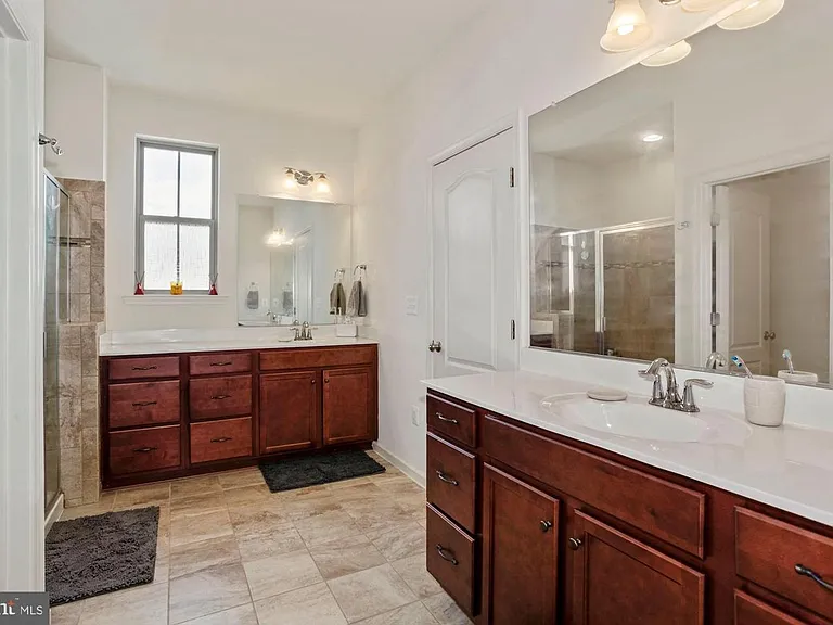 944 Basswood Dr — Photo 17