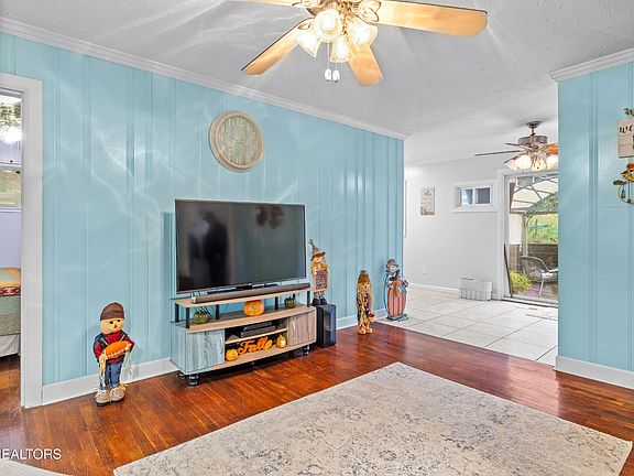 3rd image of 2622 Magill Ave