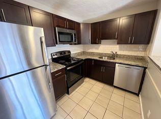 272 Grove St APT 4, Auburndale, MA 02466