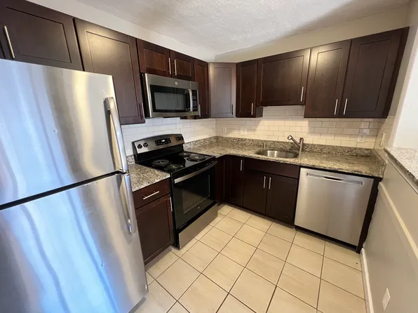 272 Grove St APT 4, Auburndale, MA 02466