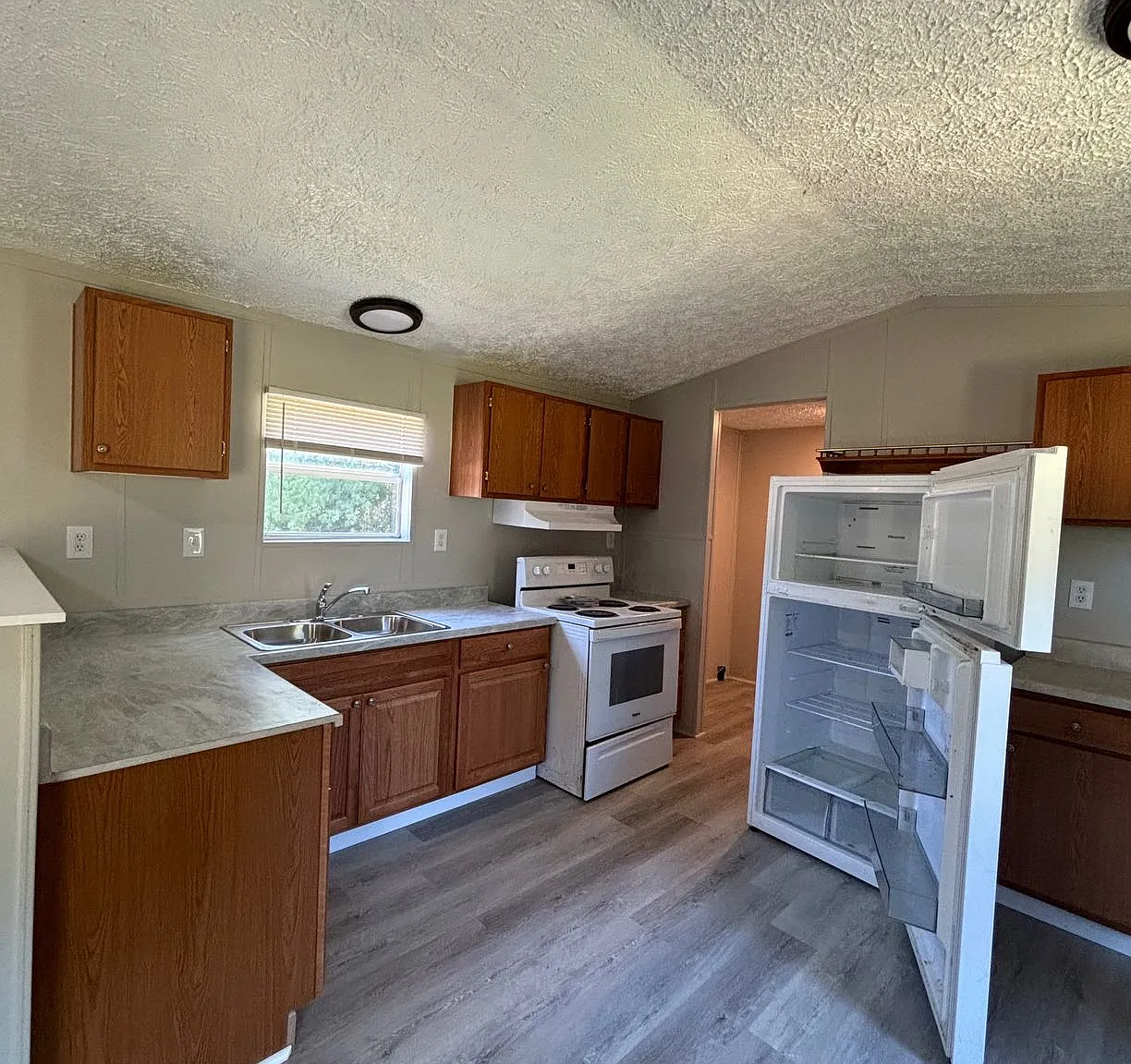 3 bed, $995 — Photo 2