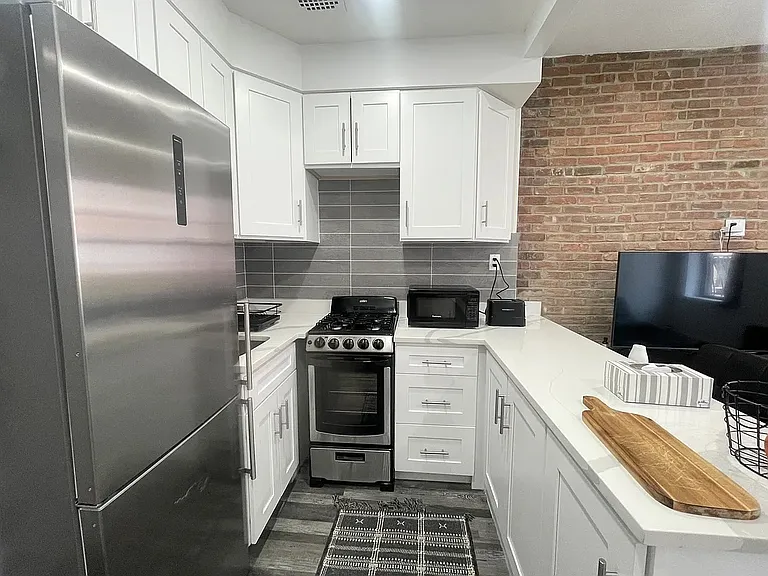 410 W 51st St #504 — Photo 4