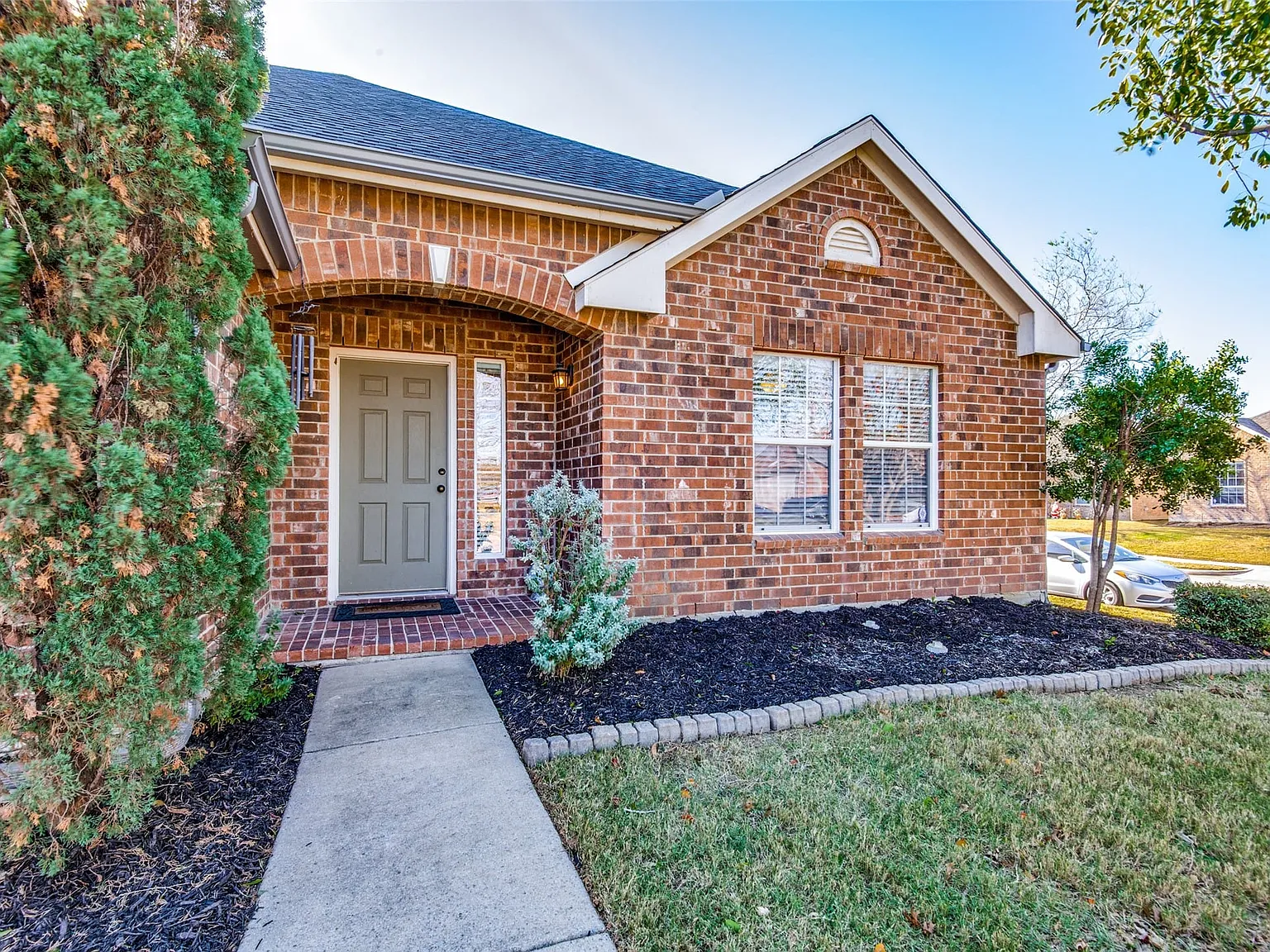 3 bed, 2.0 bath, 1950 sqft, $2,325 — Photo 4