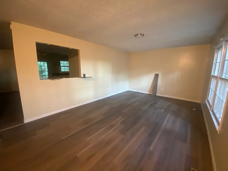 733 Goodyear Dr — Photo 2
