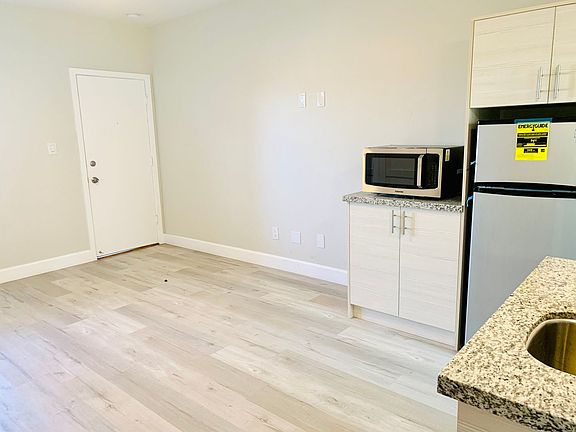 4th image of 1141 Silverado St #101