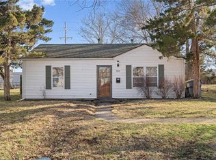 923 S Edgemere Dr, Olathe, KS 66061