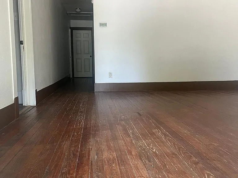 207 S Lennox St — Photo 3