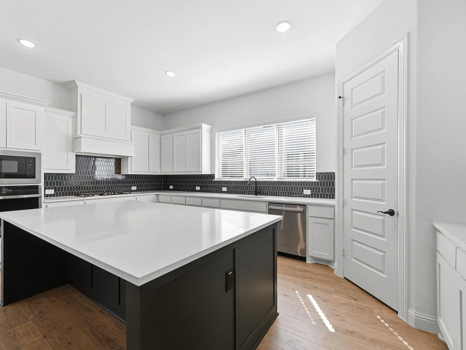 4 bed, 2619 sqft, $3,150 — Photo 3