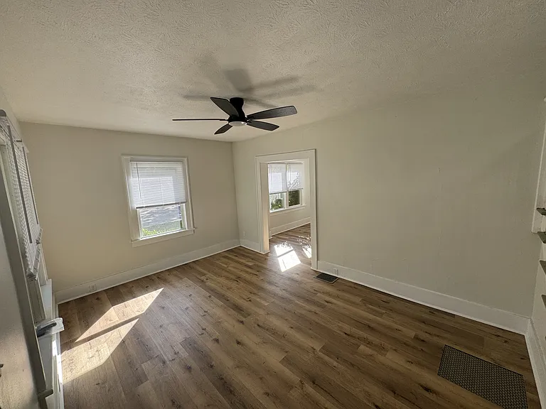 609 Harwood Ct — Photo 8