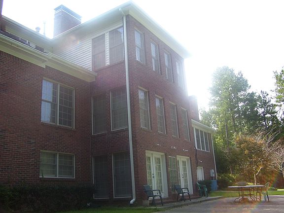 4th image of 380 Camelot Dr