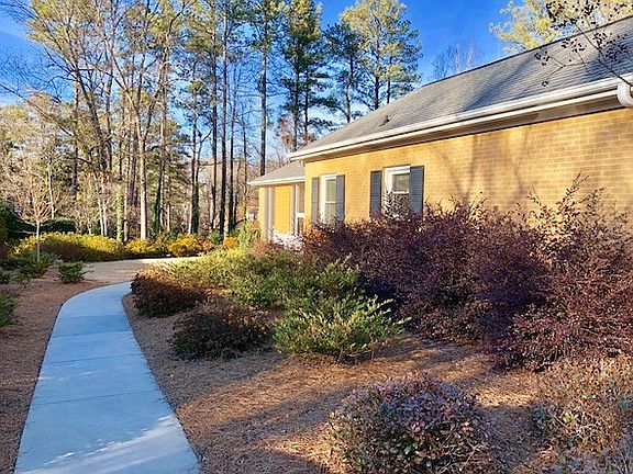 4th image of 131 Amherst Dr