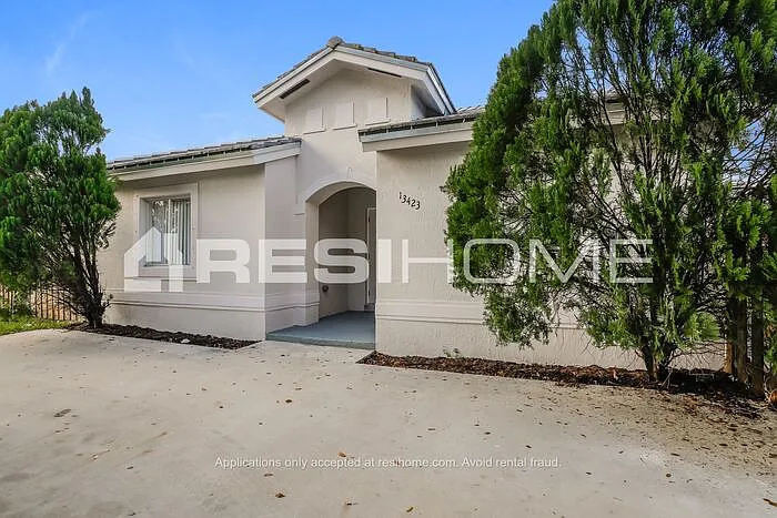 13423 SW 256th St — Photo 2