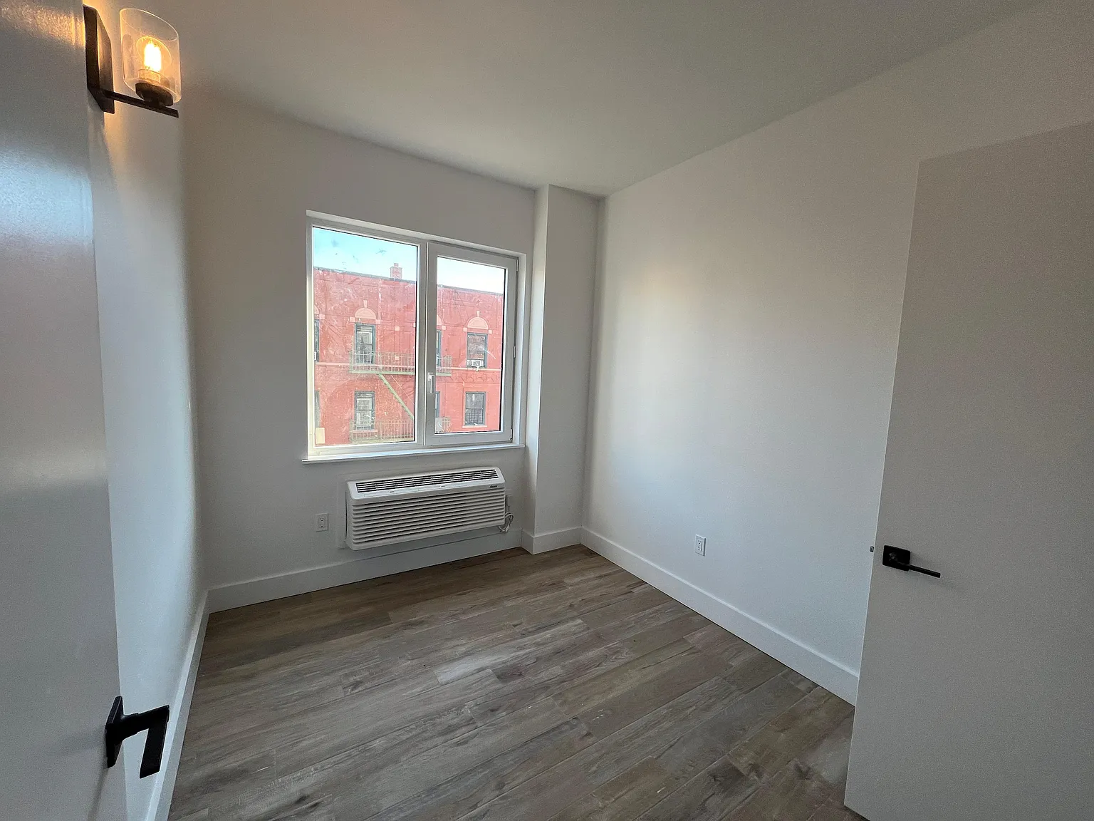 3 bed, 1000 sqft, $3,811 — Photo 4