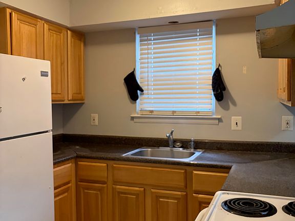 2nd image of 570 W Loch Lomond Dr