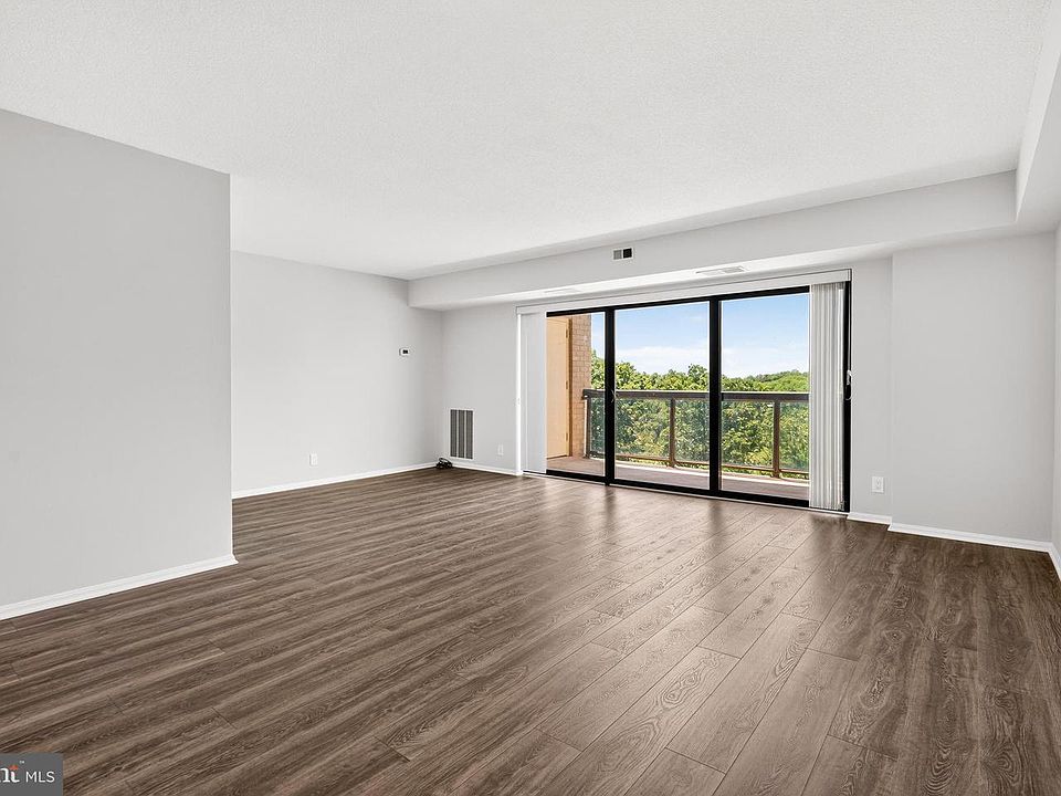 1st image of 307 Yoakum Pkwy APT 802