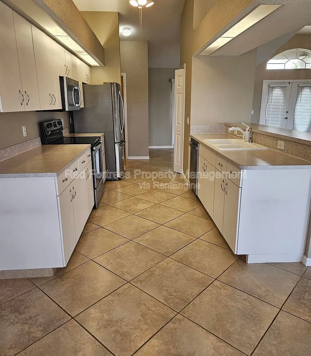 3 bed, 2.0 bath, 1849 sqft, $2,375 — Photo 4