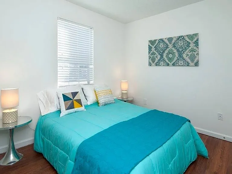 3 Bedroom 2 Bath Bedroom w/ Shared Bathroom