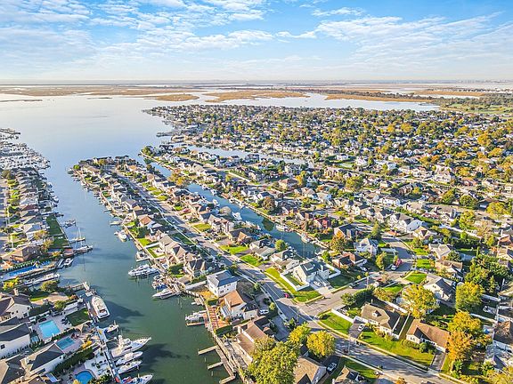 4th image of 2819 Bay Dr