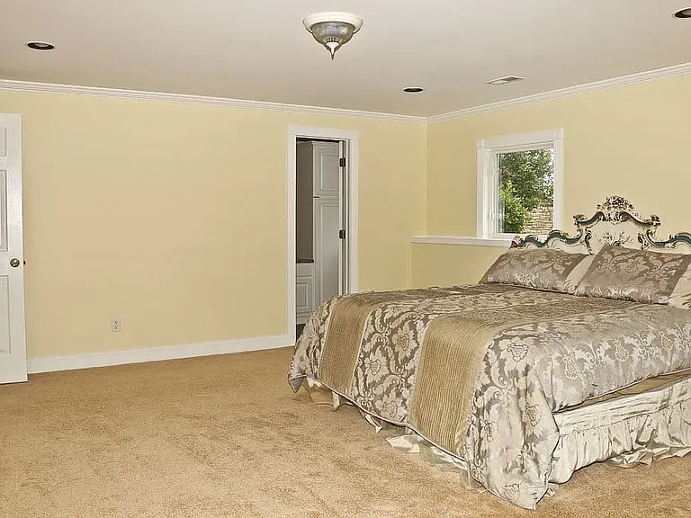 Master bedroom (basement)