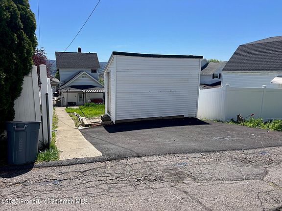 3rd image of 523 N Rebecca Ave
