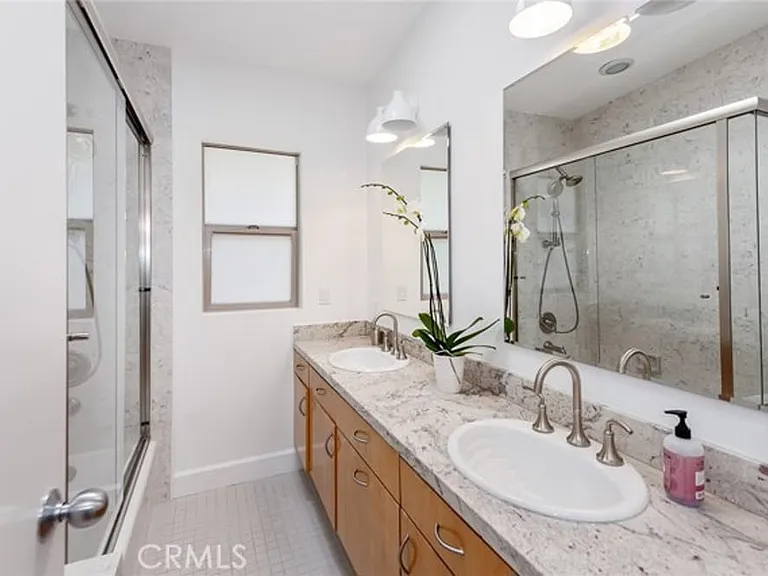 22526 Friar St — Photo 28
