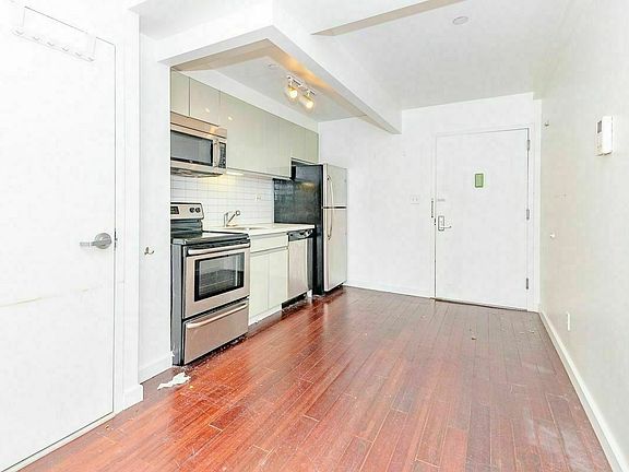3rd image of 287 Stanhope St #2B
