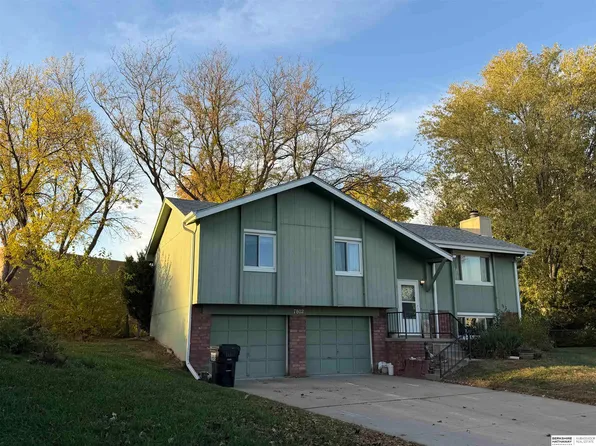 7802 Chinawood Ave, La Vista, NE 68128