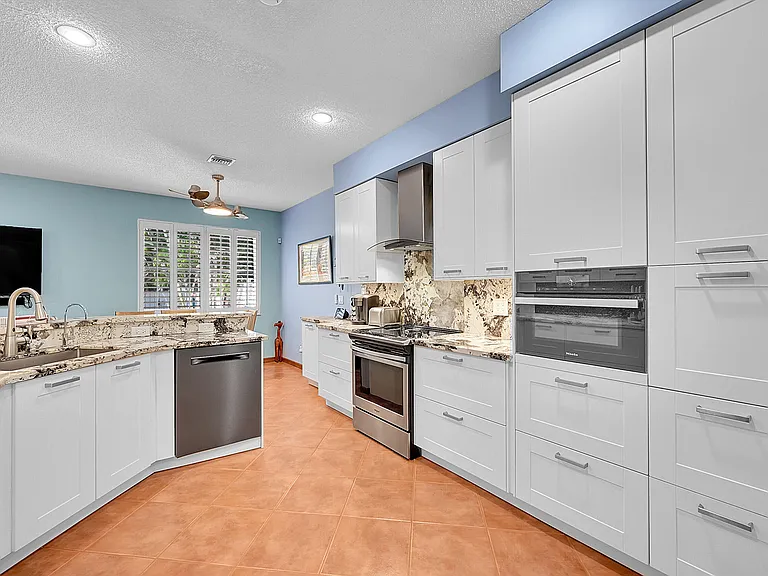2922 Port Royale Ln S — Photo 15