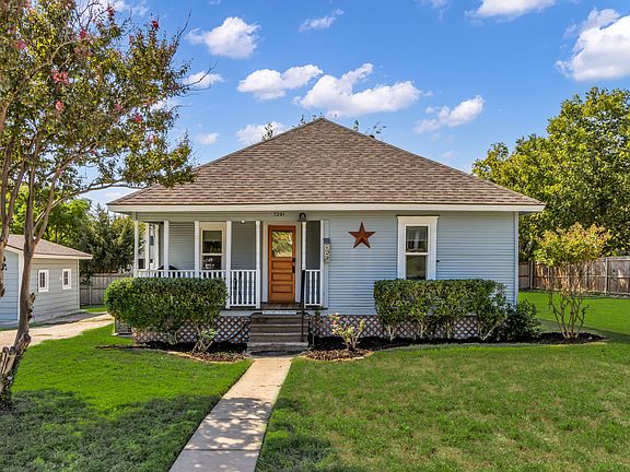 Welcome to our "Pecan Praline" Frisco cottage! Built in 1928; fully beautifully, restored in 2022, with a blend of history meets modern. Updated in 2025. Loved by all who have stayed for as little as a week or many months while waiting on repairs at home.