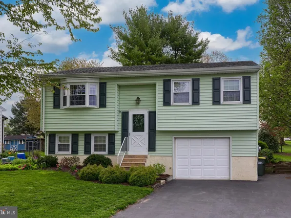 100 Hertzog Dr, Leola, PA 17540