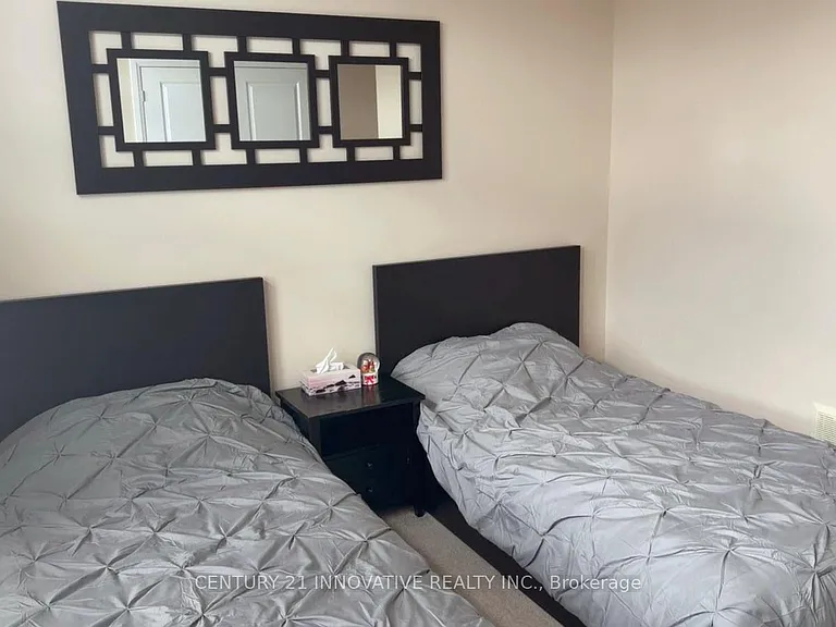 188 Barkley Cres — Photo 2