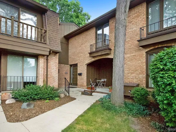 1054 Greenhills Dr, Ann Arbor, MI 48105